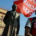 Rusijos komunistų partijos rėmėjas prie F.Dzeržinsko paminklo 