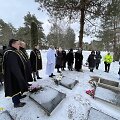 Vieni&scaron;ų asmenų laidotuvės Karveli&scaron;kių kapinėse
