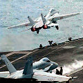 Į orą kylą naikintuvas F-14