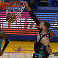 Jonas Valančiūnas rungtynėse su &bdquo;Warriors&ldquo;.