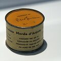 Manzoni skardinė, ant kurios užra&scaron;yta &bdquo;Menininko &scaron;ūdas&ldquo;