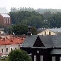 Siekiant įvertinti kokiu oru kvėpuoja dauguma Lietuvos gyventojų, oro kokybės tyrimai atliekami didžiausiuose &scaron;alies miestuose ir tokiuose pramonės centruose, kaip Kėdainiai, Jonava, Mažeikiai, Naujoji Akmenė, kur įsikūrę stambūs pramonės objektai.
