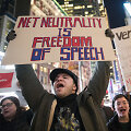 Už interneto neutralumą pasisakantys protestuotojai