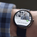 Su Android Wear operacine sistema veiksiantis laikrodis