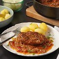 Tro&scaron;kinti kiaulienos sprandinės kepsniai su kopūstu