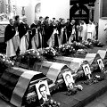 Medininkų pasienio kontrolės poste 1991 m. liepos 31 d. žiauriai nužudytų septynių Lietuvos pareigūnų karstai paskutiniam atsisveikinimui. Arkikatedroje aukojamos &Scaron;v. Mi&scaron;ios