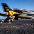 Naikintuvai F/A-18 &bdquo;Super Hornet&ldquo; ir EA-18G &bdquo;Growler&ldquo; startuoja nuo lėktuvne&scaron;io &bdquo;USS Abraham Lincoln&ldquo; denio