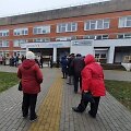Pirmadienį prie Klaipėdos miesto poliklinikos nusidriekė eilė senjorų, laukiančių vakcinų nuo COVID-19.