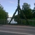 Klausučių ir Juostaviečių bendruomenių nariai nupynė &scaron;ias puo&scaron;menas Biržų miesto &scaron;ventei, o jaunieji padaužos jas sumetė į upę.