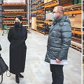 Arūnas Kacevičius per pietų pertrauką skubėjo nupirkti ir nuvežti reikalingas kambario remonto priemones daugiavaikei &scaron;eimai. 