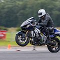 Britas Tedas Brady pasiekė pasaulio Guinesso rekordą, važiuodamas motociklu ant galinio rato. 