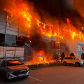 Var&scaron;uvos automobilių salone siautėjo didžiulis gaisras