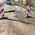 Priekulės seniūnijoje vanduo i&scaron;graužė kelią