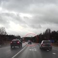 Užfiksuotas pažeidimas, vos nevirtęs kraupia avarija: chuligani&scaron;kai lenkęs BMW nematė tvarkingai lėtėjančio ir kairį posūkį rodančio automobilio.