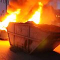 VIDEO kadras: Užsidegęs konteineris vos netapo keturių automobilių gaisro priežastimi (video)-981