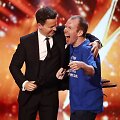 &bdquo;Britain's Got Talent&ldquo; nugalėtojas Lost Voice Guy su &scaron;ou vedėju Declanu Donnelly
