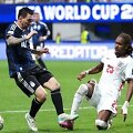 Lionelis Messi prie&scaron; Djedą Spence'ą