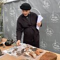 Archeologė dr. Raimonda Nabažaitė pristato radinius, kuriuos tyrinėtojams pavyko aptikti kasinėjimuose &scaron;v. Jono bažnyčios vietoje &scaron;iais metais.
