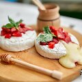 Grilintas bri arba kamambero sūris su šviežiomis braškėmis