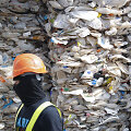 Neperdirbamo plastiko kalnas Malaiziijoje