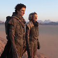 Paulas (akt. Timoth&eacute;e Chalamet) ir jo motina (akt. Rebecca Ferguson) filme &bdquo;Kopa&ldquo;