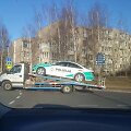 Socialiniuose tinkluose plintanti nuotrauka: autovežis gabena policijos &bdquo;Audi A6&ldquo;