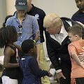 Donaldas Trumpas susitiko su žmonėmis, kurie nukentėjo nuo Harvey 