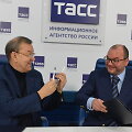 Maskvos Didžiojo teatro generalinis direktorius Vladimiras Urinas (K) ir agentūros TASS generalinis direktorius Sergejus Michailovas.