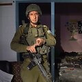 Izraelio kariuomenės atstovas spaudai Danielis Hagari rodo atrastą &bdquo;Hamas&ldquo; vadavietę