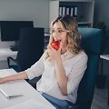 Obuoliai yra dažnas ir mėgstamas užkandis darbe