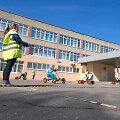 Vaikai mokosi saugaus eismo &scaron;alia mokyklos