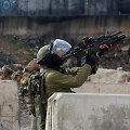 Izraelio karys taikosi į protestuojančius palestiniečius Vakarų Krante