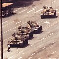 Pekine vyras užstojo kelią į Tiananmenio aik&scaron;tę važiuojantiems tankams (1989 m. birželio 5 d.)