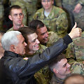 Mike'as Pence'as su JAV kariais Afganistane