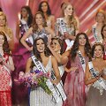 Gabriela Isler karūnuoja 2014-ųjų &bdquo;Mis Visatą&ldquo; &ndash; kolumbietę Pauliną Vega. De&scaron;inėje &ndash; Patricija Belousova