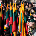 Baltijos valstybių vėliavų pakėlimo ceremonija Simono Daukanto aik&scaron;tėje