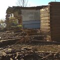 Gudžiūnų seniūnijos darbininkai griauna seną, nenaudojamą ir nereikalingą buvusios Gudžiūnų mokyklos pastatą