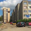 Nors įmonė yra pastačiusi laikinuosius kelio ženklus, nurodančius, kad į tam tikrų kiemų teritoriją įvažiuoti draudžiama, gyventojai ženklų nepaiso.