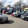 Kairėje &ndash; taksi automobilis, de&scaron;inėje &ndash; pavežėjo