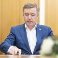 Ramūnas Karbauskis pasira&scaron;ė valdančiųjų parengtą susitarimą &bdquo;Dėl Lietuvos nacionalinio saugumo artimiausio laikotarpio sustiprinimo&ldquo;