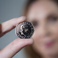 JK į apyvartą i&scaron;leista milijonai monetų su karaliaus Karolio III atvaizdu.