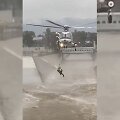 I&scaron; upės sraigtasparniu i&scaron;keltas žmogus