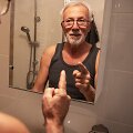 Vyras kalbasi su savimi 