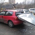 Vilniuje automobilį perskrodė nuo stogo nukritusi skarda