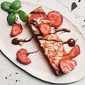 Keptas arbūzas su bra&scaron;kėmis ir &scaron;okoladu