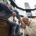 Popiežius Didįjį ketvirtadienį nuplovė kojas dvylikai kalinių 
