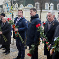 Lietuvos politikų delegacija deda gėles prie žuvusių karių memorialo