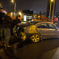&bdquo;Mercedes-Benz&ldquo; trenkėsi į ap&scaron;vietimo stulpą Konstitucijos prospekto žiede