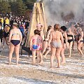 &Scaron;imtai žmonių paniro į ledines Baltijos jūros bangas.