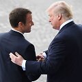 Emmanuelis Macronas ir Donaldas Trumpas dar kartą apsikeitė ilgais rankų paspaudimais